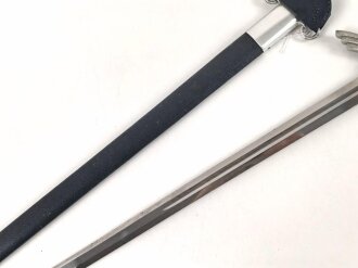 Luftwaffe, Fliegerschwert für Offiziere. Leichtmetallausführung von SMF Solingen mit Luftwaffenabnahme auf der Klinge. Die Sonnenräder gold eloxiert, sehr guter Gesamtzustand