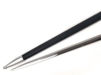 Luftwaffe, Fliegerschwert für Offiziere. Leichtmetallausführung von SMF Solingen mit Luftwaffenabnahme auf der Klinge. Die Sonnenräder gold eloxiert, sehr guter Gesamtzustand