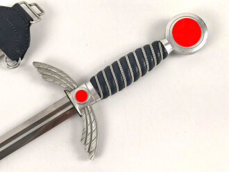 Luftwaffe, Fliegerschwert für Offiziere. Leichtmetallausführung von SMF Solingen mit Luftwaffenabnahme auf der Klinge. Die Sonnenräder gold eloxiert, sehr guter Gesamtzustand