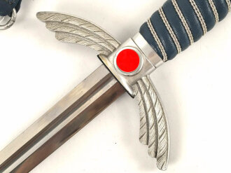 Luftwaffe, Fliegerschwert für Offiziere. Leichtmetallausführung von SMF Solingen mit Luftwaffenabnahme auf der Klinge. Die Sonnenräder gold eloxiert, sehr guter Gesamtzustand