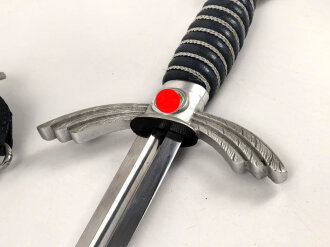 Luftwaffe, Fliegerschwert für Offiziere. Leichtmetallausführung von SMF Solingen mit Luftwaffenabnahme auf der Klinge. Die Sonnenräder gold eloxiert, sehr guter Gesamtzustand