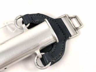 Luftwaffe, Fliegerschwert für Offiziere. Leichtmetallausführung von SMF Solingen mit Luftwaffenabnahme auf der Klinge. Die Sonnenräder gold eloxiert, sehr guter Gesamtzustand