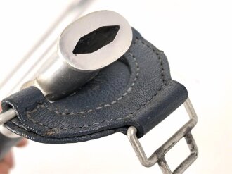 Luftwaffe, Fliegerschwert für Offiziere. Leichtmetallausführung von SMF Solingen mit Luftwaffenabnahme auf der Klinge. Die Sonnenräder gold eloxiert, sehr guter Gesamtzustand