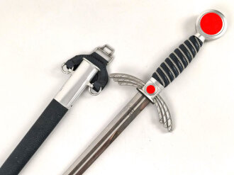 Luftwaffe, Fliegerschwert für Offiziere. Leichtmetallausführung von SMF Solingen mit Luftwaffenabnahme auf der Klinge. Die Sonnenräder gold eloxiert, sehr guter Gesamtzustand