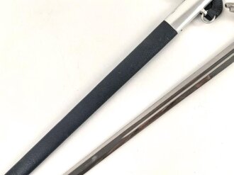 Luftwaffe, Fliegerschwert für Offiziere. Leichtmetallausführung von SMF Solingen mit Luftwaffenabnahme auf der Klinge. Die Sonnenräder gold eloxiert, sehr guter Gesamtzustand