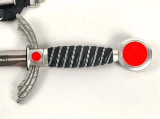 Luftwaffe, Fliegerschwert für Offiziere. Leichtmetallausführung von SMF Solingen mit Luftwaffenabnahme auf der Klinge. Die Sonnenräder gold eloxiert, sehr guter Gesamtzustand