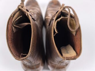 Kaiserreich, Paar Halbschuhe zum Waffenrock. Eigentumspaar für einen Offizier . Mit Sporenauflage, Etikett " Deutscher Offizier Verein". Leder weich, Sohlenlänge 31cm