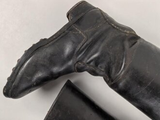 Paar Stiefel für Unteroffiziere der Wehrmacht. Stark getragenes Eigentumspaar, Sohlenlänge knapp über 29cm , der Vorbesitzer hat ein Loch in eine der Sohlen gebohrt um einen Figurenständer anzubringen50