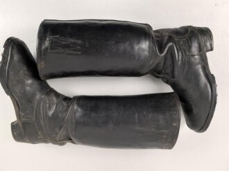 Paar Stiefel für Unteroffiziere der Wehrmacht. Stark getragenes Eigentumspaar, Sohlenlänge knapp über 29cm , der Vorbesitzer hat ein Loch in eine der Sohlen gebohrt um einen Figurenständer anzubringen50