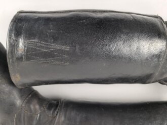 Paar Stiefel für Unteroffiziere der Wehrmacht. Stark getragenes Eigentumspaar, Sohlenlänge knapp über 29cm , der Vorbesitzer hat ein Loch in eine der Sohlen gebohrt um einen Figurenständer anzubringen50