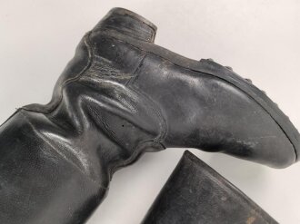 Paar Stiefel für Unteroffiziere der Wehrmacht. Stark getragenes Eigentumspaar, Sohlenlänge knapp über 29cm , der Vorbesitzer hat ein Loch in eine der Sohlen gebohrt um einen Figurenständer anzubringen50