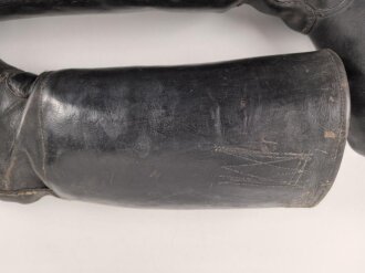 Paar Stiefel für Unteroffiziere der Wehrmacht. Stark getragenes Eigentumspaar, Sohlenlänge knapp über 29cm , der Vorbesitzer hat ein Loch in eine der Sohlen gebohrt um einen Figurenständer anzubringen50