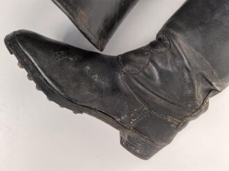 Paar Stiefel für Unteroffiziere der Wehrmacht. Stark getragenes Eigentumspaar, Sohlenlänge knapp über 29cm , der Vorbesitzer hat ein Loch in eine der Sohlen gebohrt um einen Figurenständer anzubringen50