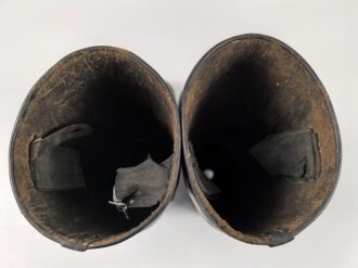 Paar Stiefel für Unteroffiziere der Wehrmacht. Stark getragenes Eigentumspaar, Sohlenlänge knapp über 29cm , der Vorbesitzer hat ein Loch in eine der Sohlen gebohrt um einen Figurenständer anzubringen50