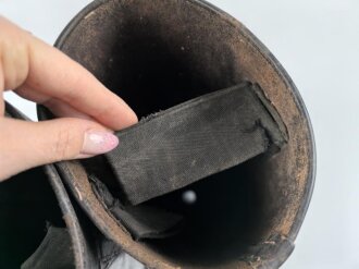 Paar Stiefel für Unteroffiziere der Wehrmacht. Stark getragenes Eigentumspaar, Sohlenlänge knapp über 29cm , der Vorbesitzer hat ein Loch in eine der Sohlen gebohrt um einen Figurenständer anzubringen50