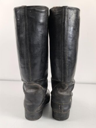 Paar Stiefel für Unteroffiziere der Wehrmacht. Stark getragenes Eigentumspaar, Sohlenlänge knapp über 29cm , der Vorbesitzer hat ein Loch in eine der Sohlen gebohrt um einen Figurenständer anzubringen50