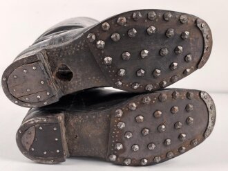 Paar Stiefel für Unteroffiziere der Wehrmacht. Stark getragenes Eigentumspaar, Sohlenlänge knapp über 29cm , der Vorbesitzer hat ein Loch in eine der Sohlen gebohrt um einen Figurenständer anzubringen50