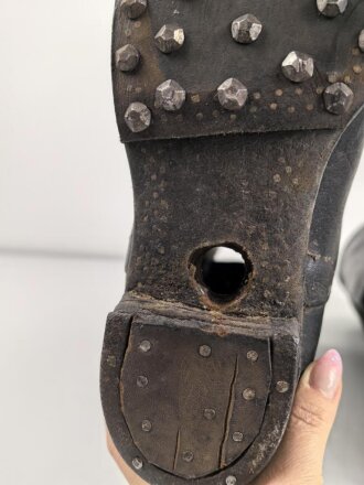 Paar Stiefel für Unteroffiziere der Wehrmacht. Stark getragenes Eigentumspaar, Sohlenlänge knapp über 29cm , der Vorbesitzer hat ein Loch in eine der Sohlen gebohrt um einen Figurenständer anzubringen50