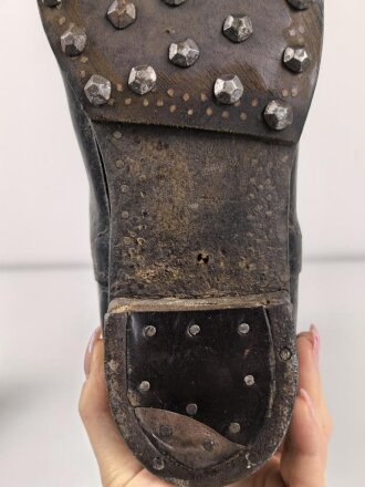 Paar Stiefel für Unteroffiziere der Wehrmacht. Stark getragenes Eigentumspaar, Sohlenlänge knapp über 29cm , der Vorbesitzer hat ein Loch in eine der Sohlen gebohrt um einen Figurenständer anzubringen50