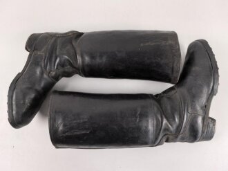 Paar Stiefel für Unteroffiziere der Wehrmacht. Stark getragenes Eigentumspaar, Sohlenlänge knapp über 29cm , der Vorbesitzer hat ein Loch in eine der Sohlen gebohrt um einen Figurenständer anzubringen50