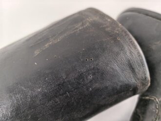 Paar Stiefel für Unteroffiziere der Wehrmacht. Stark getragenes Eigentumspaar, Sohlenlänge knapp über 29cm , der Vorbesitzer hat ein Loch in eine der Sohlen gebohrt um einen Figurenständer anzubringen50
