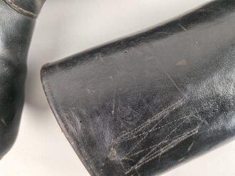 Paar Stiefel für Unteroffiziere der Wehrmacht. Stark getragenes Eigentumspaar, Sohlenlänge knapp über 29cm , der Vorbesitzer hat ein Loch in eine der Sohlen gebohrt um einen Figurenständer anzubringen50