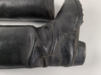 Paar Stiefel für Unteroffiziere der Wehrmacht. Stark getragenes Eigentumspaar, Sohlenlänge knapp über 29cm , der Vorbesitzer hat ein Loch in eine der Sohlen gebohrt um einen Figurenständer anzubringen50