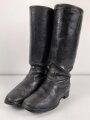 Paar Stiefel für Unteroffiziere der Wehrmacht. Stark getragenes Eigentumspaar, Sohlenlänge knapp über 29cm , der Vorbesitzer hat ein Loch in eine der Sohlen gebohrt um einen Figurenständer anzubringen50