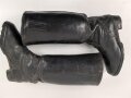 Paar Stiefel für Unteroffiziere der Wehrmacht. Stark getragenes Eigentumspaar, Sohlenlänge knapp über 29cm , der Vorbesitzer hat ein Loch in eine der Sohlen gebohrt um einen Figurenständer anzubringen50