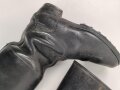 Paar Stiefel für Unteroffiziere der Wehrmacht. Stark getragenes Eigentumspaar, Sohlenlänge knapp über 29cm , der Vorbesitzer hat ein Loch in eine der Sohlen gebohrt um einen Figurenständer anzubringen50