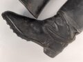 Paar Stiefel für Unteroffiziere der Wehrmacht. Stark getragenes Eigentumspaar, Sohlenlänge knapp über 29cm , der Vorbesitzer hat ein Loch in eine der Sohlen gebohrt um einen Figurenständer anzubringen50