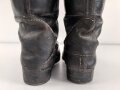 Paar Stiefel für Unteroffiziere der Wehrmacht. Stark getragenes Eigentumspaar, Sohlenlänge knapp über 29cm , der Vorbesitzer hat ein Loch in eine der Sohlen gebohrt um einen Figurenständer anzubringen50