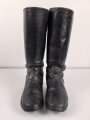 Paar Stiefel für Unteroffiziere der Wehrmacht. Stark getragenes Eigentumspaar, Sohlenlänge knapp über 29cm , der Vorbesitzer hat ein Loch in eine der Sohlen gebohrt um einen Figurenständer anzubringen50