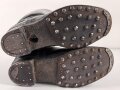Paar Stiefel für Unteroffiziere der Wehrmacht. Stark getragenes Eigentumspaar, Sohlenlänge knapp über 29cm , der Vorbesitzer hat ein Loch in eine der Sohlen gebohrt um einen Figurenständer anzubringen50