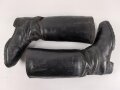 Paar Stiefel für Unteroffiziere der Wehrmacht. Stark getragenes Eigentumspaar, Sohlenlänge knapp über 29cm , der Vorbesitzer hat ein Loch in eine der Sohlen gebohrt um einen Figurenständer anzubringen50