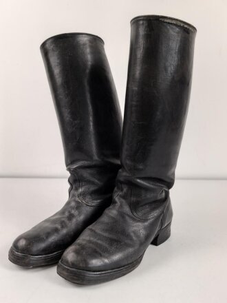 Paar Stiefel für Offiziere der Wehrmacht. Getragenes Eigentumspaar, Sohlenlänge knapp über 27,5cm , der Vorbesitzer hat ein Loch in eine der Sohlen gebohrt um einen Figurenständer anzubringen