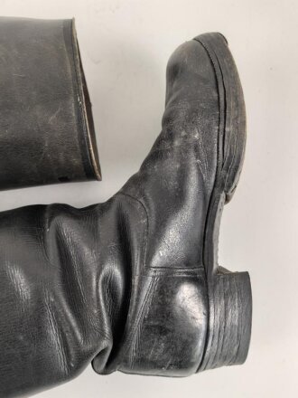 Paar Stiefel für Offiziere der Wehrmacht. Getragenes Eigentumspaar, Sohlenlänge knapp über 27,5cm , der Vorbesitzer hat ein Loch in eine der Sohlen gebohrt um einen Figurenständer anzubringen