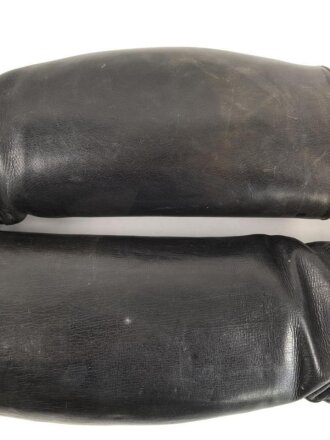 Paar Stiefel für Offiziere der Wehrmacht. Getragenes Eigentumspaar, Sohlenlänge knapp über 27,5cm , der Vorbesitzer hat ein Loch in eine der Sohlen gebohrt um einen Figurenständer anzubringen