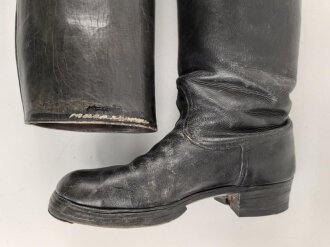 Paar Stiefel für Offiziere der Wehrmacht. Getragenes Eigentumspaar, Sohlenlänge knapp über 27,5cm , der Vorbesitzer hat ein Loch in eine der Sohlen gebohrt um einen Figurenständer anzubringen