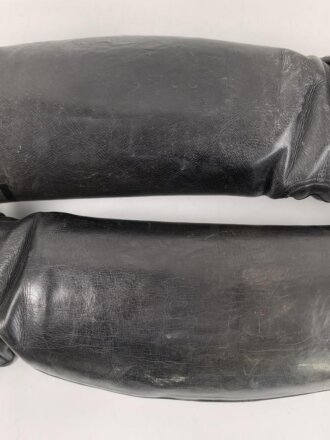 Paar Stiefel für Offiziere der Wehrmacht. Getragenes Eigentumspaar, Sohlenlänge knapp über 27,5cm , der Vorbesitzer hat ein Loch in eine der Sohlen gebohrt um einen Figurenständer anzubringen