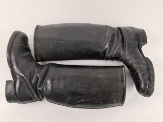 Paar Stiefel für Offiziere der Wehrmacht. Getragenes Eigentumspaar, Sohlenlänge knapp über 27,5cm , der Vorbesitzer hat ein Loch in eine der Sohlen gebohrt um einen Figurenständer anzubringen