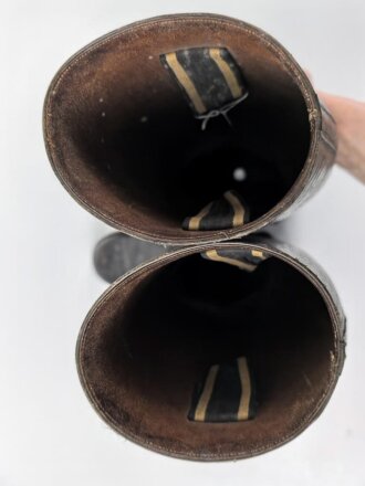 Paar Stiefel für Offiziere der Wehrmacht. Getragenes Eigentumspaar, Sohlenlänge knapp über 27,5cm , der Vorbesitzer hat ein Loch in eine der Sohlen gebohrt um einen Figurenständer anzubringen