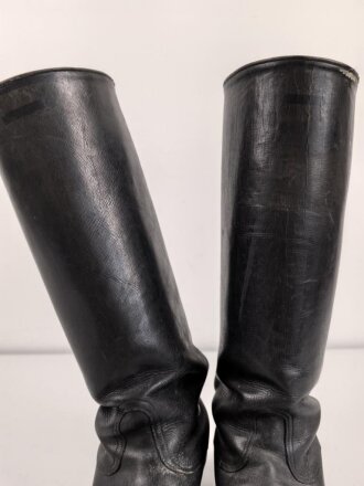 Paar Stiefel für Offiziere der Wehrmacht. Getragenes Eigentumspaar, Sohlenlänge knapp über 27,5cm , der Vorbesitzer hat ein Loch in eine der Sohlen gebohrt um einen Figurenständer anzubringen