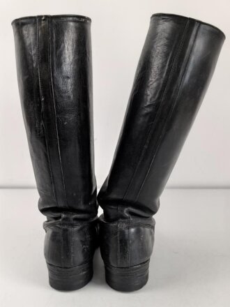 Paar Stiefel für Offiziere der Wehrmacht. Getragenes Eigentumspaar, Sohlenlänge knapp über 27,5cm , der Vorbesitzer hat ein Loch in eine der Sohlen gebohrt um einen Figurenständer anzubringen