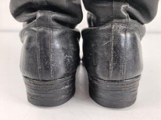 Paar Stiefel für Offiziere der Wehrmacht. Getragenes Eigentumspaar, Sohlenlänge knapp über 27,5cm , der Vorbesitzer hat ein Loch in eine der Sohlen gebohrt um einen Figurenständer anzubringen
