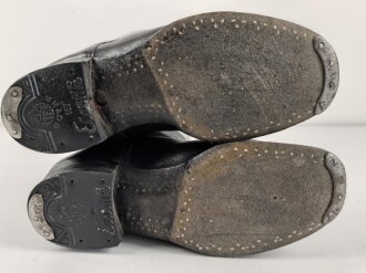 Paar Stiefel für Offiziere der Wehrmacht. Getragenes Eigentumspaar, Sohlenlänge knapp über 27,5cm , der Vorbesitzer hat ein Loch in eine der Sohlen gebohrt um einen Figurenständer anzubringen