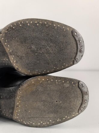 Paar Stiefel für Offiziere der Wehrmacht. Getragenes Eigentumspaar, Sohlenlänge knapp über 27,5cm , der Vorbesitzer hat ein Loch in eine der Sohlen gebohrt um einen Figurenständer anzubringen