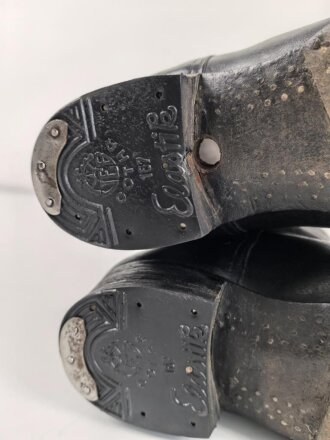 Paar Stiefel für Offiziere der Wehrmacht. Getragenes Eigentumspaar, Sohlenlänge knapp über 27,5cm , der Vorbesitzer hat ein Loch in eine der Sohlen gebohrt um einen Figurenständer anzubringen