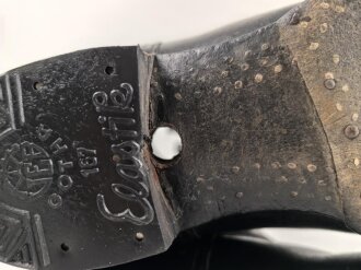 Paar Stiefel für Offiziere der Wehrmacht. Getragenes Eigentumspaar, Sohlenlänge knapp über 27,5cm , der Vorbesitzer hat ein Loch in eine der Sohlen gebohrt um einen Figurenständer anzubringen