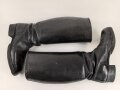 Paar Stiefel für Offiziere der Wehrmacht. Getragenes Eigentumspaar, Sohlenlänge knapp über 27,5cm , der Vorbesitzer hat ein Loch in eine der Sohlen gebohrt um einen Figurenständer anzubringen